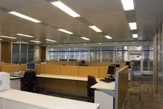 O open space centraliza o layout e estende-se visualmente ao terraço externo