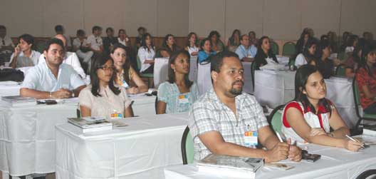 Participantes atentos durante as palestras