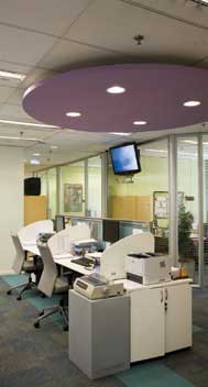 Staff com mesas lineares de 160 x 80cm em laminado branco com painéis frontais e laterais baixos