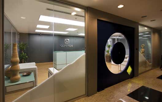 Uma porta de vidro dupla com uma grande letra “Q”